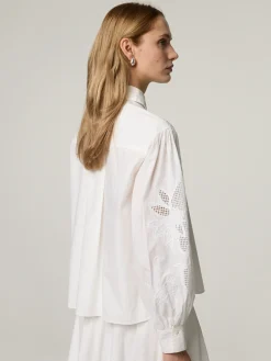 Bluse mit Lochstickereien