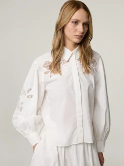 Bluse mit Lochstickereien