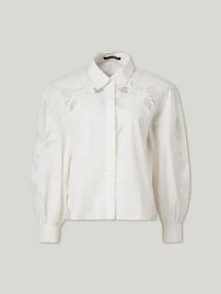 Bluse mit Lochstickereien