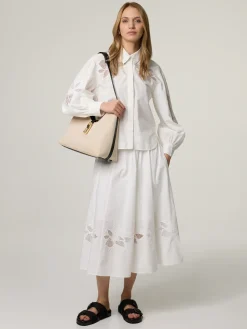 Bluse mit Lochstickereien