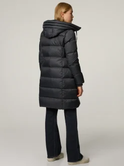 Daunenmantel im Shaped Fit