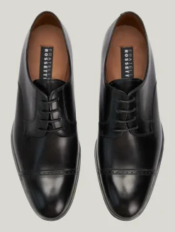 Derby mit Lochmuster