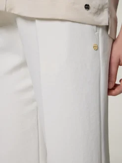 Hose mit Bügelfalte