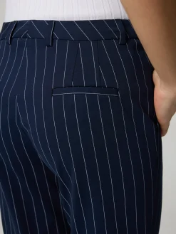 Hose mit Nadelstreifen
