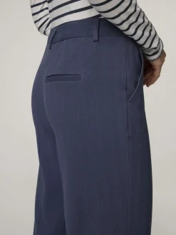 Hose mit Nadelstreifen