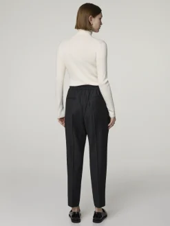 Hose mit Nadelstreifen