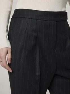 Hose mit Nadelstreifen