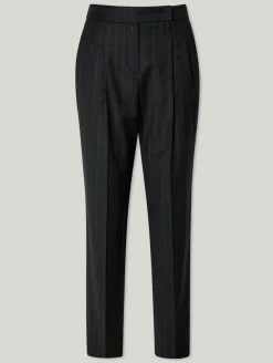 Hose mit Nadelstreifen