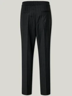 Hose mit Nadelstreifen