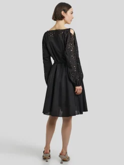 Kleid mit Lochstickerei