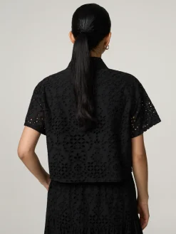 Kurzarmbluse mit Lochstickereien