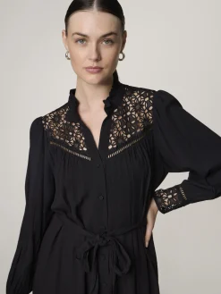 Minikleid mit Spitzeneinsatz