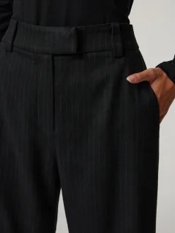 Nadelstreifenhosen mit weitem Bein