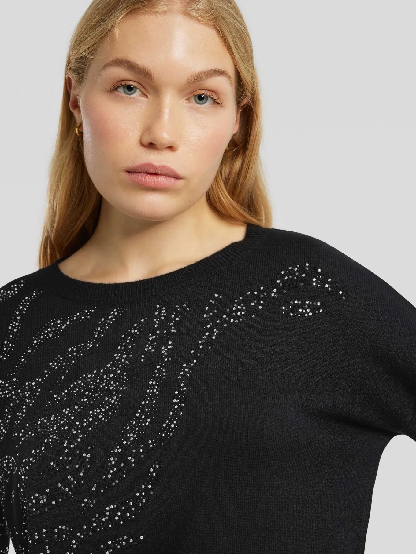 Pullover mit Strasssteinen