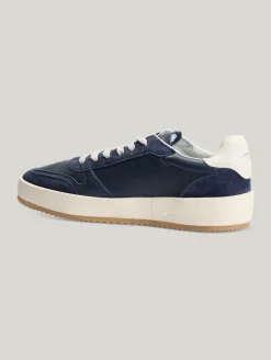 Sneaker aus Materialmix