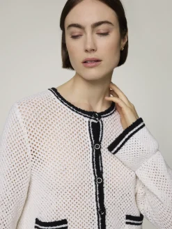 Strickjacke im Lochstrick