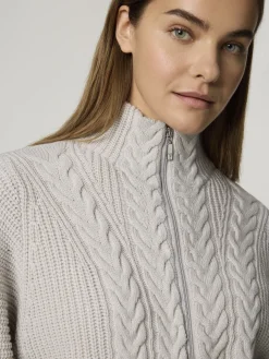 Strickjacke mit Zopfmuster